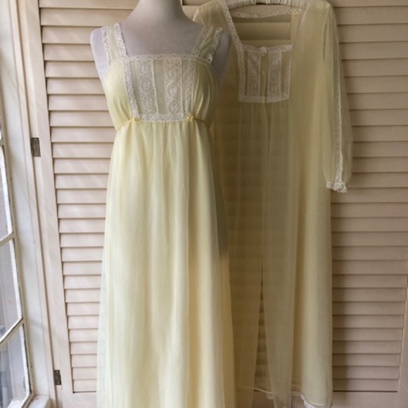 Vintage Vanity Fair Peignoir Robe And Nightgown🌙 - Picture 1 of 15